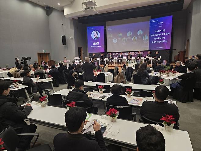 ▲ 12일 오후 안산문화예술의 전당 국제회의장에서 열린 '안산시탄소중립 정책 포럼'에서 안규철 ESG 탄소중립교육원장이 종합토론 사회를 보고 있다. /사진제공=안산시