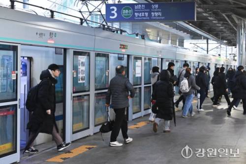 11일 오전 춘천역에서 시민들이 전철에서 하차하고 있다. 노사 간 심야 교섭 끝에 잠정 합의가 이뤄지며 파업이 유보, 이날 전철은 정상 운행됐다. 임도혁기자