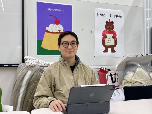 김현태 뚜누(TOUNOU) 대표가 남구 이천동의 사무실에서 업무를 보고 있다. 이곳에서는 마케팅, MD 등의 업무가 이뤄지며, 물류 및 CS 등을 담당하는 센터가 별도로 있다. 이연정 기자
