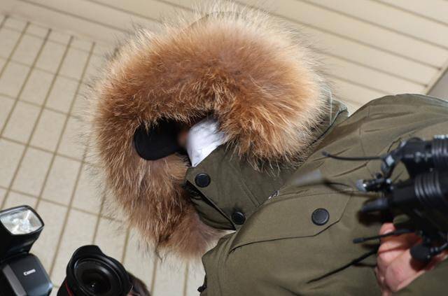 의붓어머니를 살해한 뒤 시신을 암매장한 40대 남성이 서울남부지법에서 열린 구속 전 피의자 심문을 받기 위해 출석하고 있다.(사진=뉴시스)