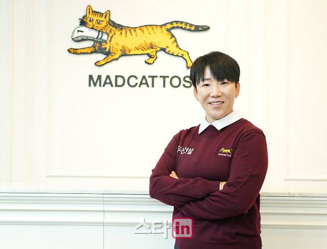 신지애가 지난 10일 서울 강남구의 매드캐토스 플래그십 스토어에서 취재진과 만나 인터뷰를 진행한 뒤 기념 촬영을 하고 있다.(사진=이데일리 골프in 조원범 기자)