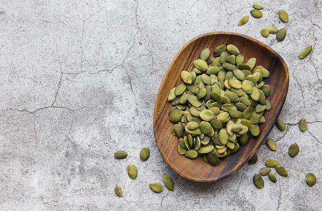 호박씨에는 심장건강에 유익한 미네랄인 마그네슘이 풍부하게 들어있다. 사진= 게티이미지뱅크