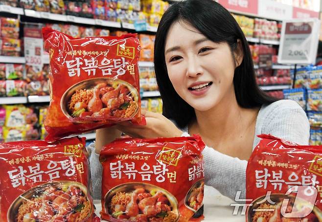 홈플러스가 1일 하림과 공동 기획한 ‘하림 닭볶음탕면’을 업계 단독으로 선보인다고 밝혔다. 1일 서울 강서구 홈플러스 메가 푸드 마켓 라이브 강서점에서 모델이 '하림 닭볶음탕면'을 소개하고 있다. (홈플러스 제공. 재판매 및 DB 금지) 2025.9.1/뉴스1