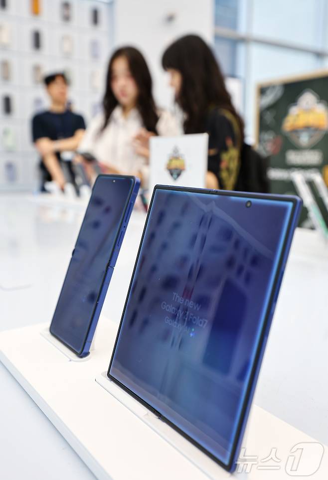삼성전자의 새로운 폴더블폰 갤럭시Z7 시리즈의 예약 판매가 시작된 15일 서울 삼성 강남에서 고객들이 갤럭시Z7 시리즈 제품을 살펴보고 있다. 2025.7.15/뉴스1 ⓒ News1 김도우 기자