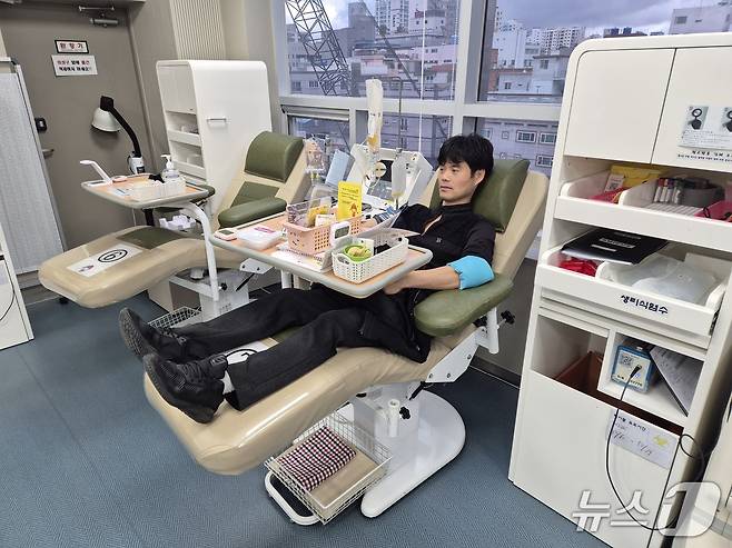 12일 울산 남구 헌혈의집 공업탑센터에서 마동철 씨가 헌혈을 하고 있다.2025.12.12/뉴스1ⓒ 뉴스1 박정현 기자