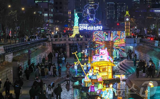 12일 오후 서울 중구 청계광장에서 열린 ‘2025 서울빛초롱축제’에서 다양한 조형물들이 불을 밝히고 있다. 올해 17회를 맞는 서울빛초롱축제는 ‘나의 빛, 우리의 꿈, 서울의 마법’을 주제로 내년 1월 4일까지 진행된다. 2025.12.12/뉴스1 ⓒ News1 김진환 기자