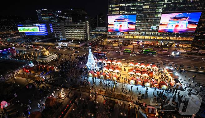 12일 오후 서울 세종대로 광화문광장에서 열린 ‘2025 서울윈터페스타’에서 광화문광장 마켓과 조형물들이 불을 밝히고 있다. 2025.12.12/뉴스1 ⓒ News1 김진환 기자