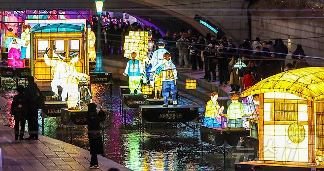 12일 오후 서울 중구 청계광장에서 열린 ‘2025 서울빛초롱축제’에서 다양한 조형물들이 불을 밝히고 있다. 올해 17회를 맞는 서울빛초롱축제는 ‘나의 빛, 우리의 꿈, 서울의 마법’을 주제로 내년 1월 4일까지 진행된다. 2025.12.12/뉴스1 ⓒ News1 김진환 기자