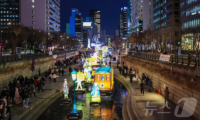 12일 오후 서울 중구 청계광장에서 열린 ‘2025 서울빛초롱축제’에서 다양한 조형물들이 불을 밝히고 있다. 올해 17회를 맞는 서울빛초롱축제는 ‘나의 빛, 우리의 꿈, 서울의 마법’을 주제로 내년 1월 4일까지 진행된다. 2025.12.12/뉴스1 ⓒ News1 김진환 기자