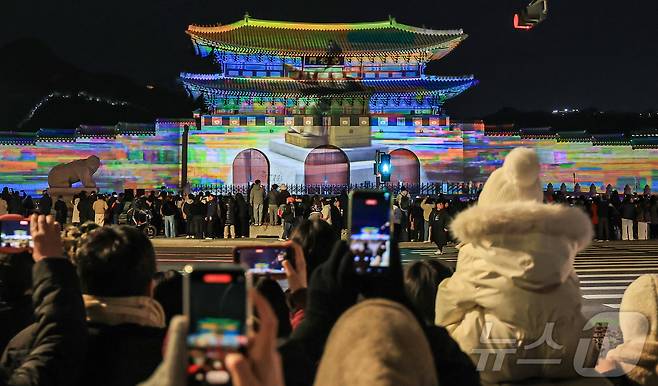 12일 오후 서울 세종대로 광화문광장에서 열린 ‘2025 서울윈터페스타’에서 광화문 외벽에 미디어 파사드 작품이 투영되고 있다. 2025.12.12/뉴스1 ⓒ News1 김진환 기자