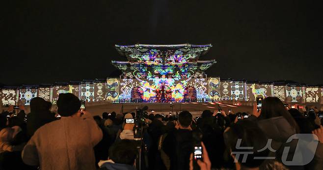 12일 오후 서울 세종대로 광화문광장에서 열린 ‘2025 서울윈터페스타’에서 광화문 외벽에 미디어 파사드 작품이 투영되고 있다. 2025.12.12/뉴스1 ⓒ News1 김진환 기자