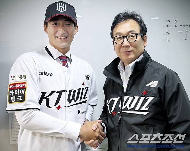 KT 아시아쿼터 스기모토 코우키와 나도현 단장. 사진제공=KT 위즈