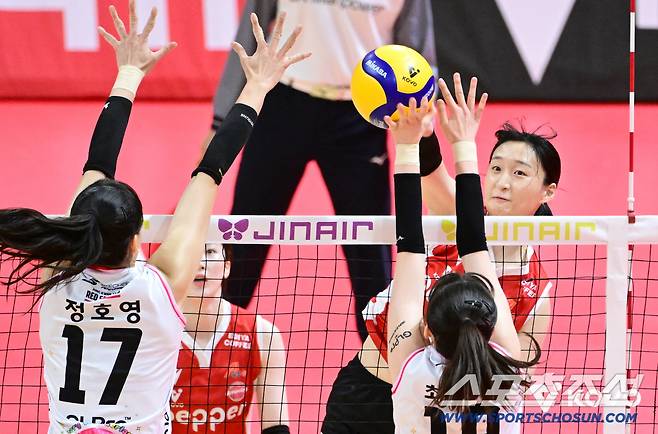 페퍼저축은행 박은서가 스파이크를 날리고 있다. 사진제공=KOVO