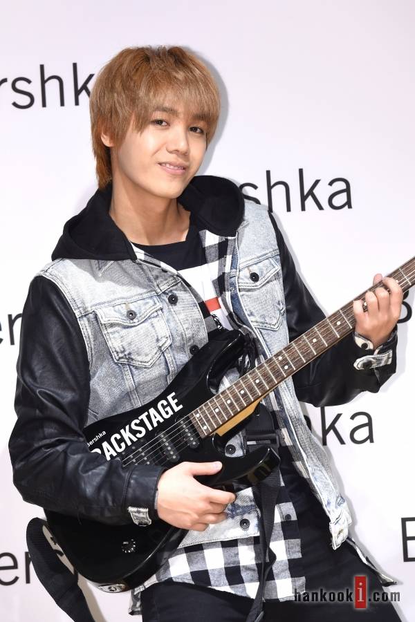 '버쉬카 플래그쉽 스토어' 오픈 기념 포토월 행사에 참석한 앰블랙 미르. ⓒ이혜영 기자 lhy@hankooki.com