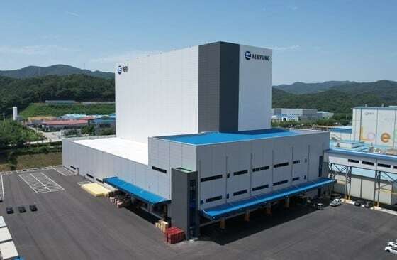 애경그룹 전 사업이 3분기 매출 역성장을 나타내는 등 실적 악화를 겪고 있다. 이에 애경그룹의 부채비율도 400%대 근접하고 있다. 사진은 애경산업 청양공장. /애경산업