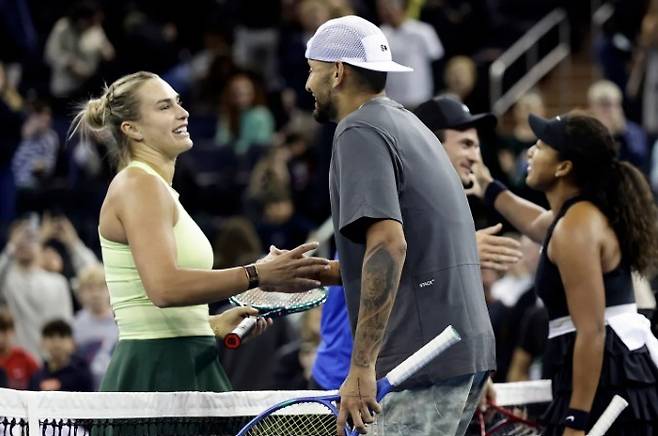 사발렌카(왼쪽)와 키리오스(왼쪽에서 두번째)가 이달 말, 성대결을 펼친다.