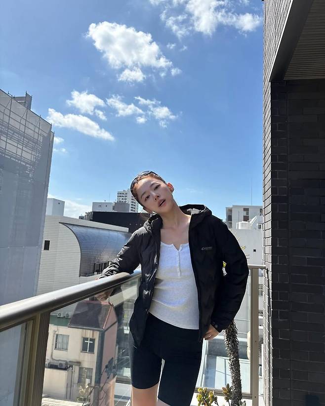 스포티함을 연출할 수 있는 디스커버리의 경량 패딩. 인스타그램 @jmyoungl