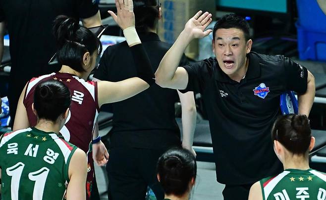 프로배구 여자부 IBK기업은행의 여오현 감독 대행(오른쪽)이 10일 GS칼텍스와의 2025∼2026시즌 V리그 방문경기에서 리베로 임명옥과 하이파이브를 하고 있다. 한국배구연맹(KOVO) 제공