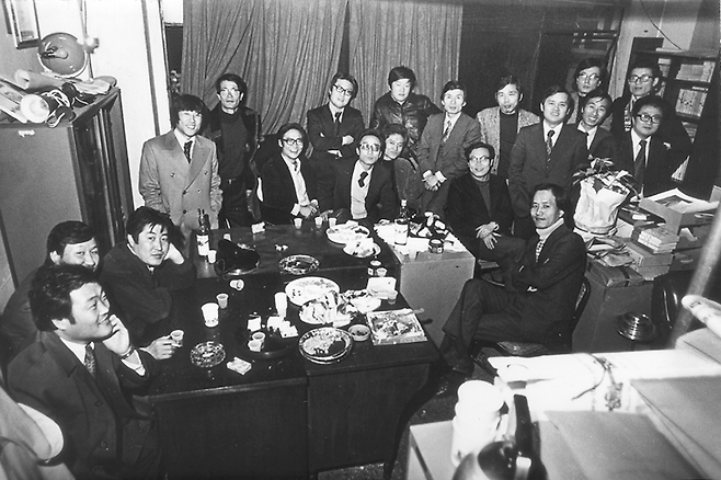 문지 창사 1주년(1976년 12월) 조선작 김광규 김승옥 최인호 오규원 김화영 김현 김주연 정현종 오생근 권영빈 황동규 김치수 황인철 홍성원 이기웅 김병익 조해일. 문학과지성사 제공