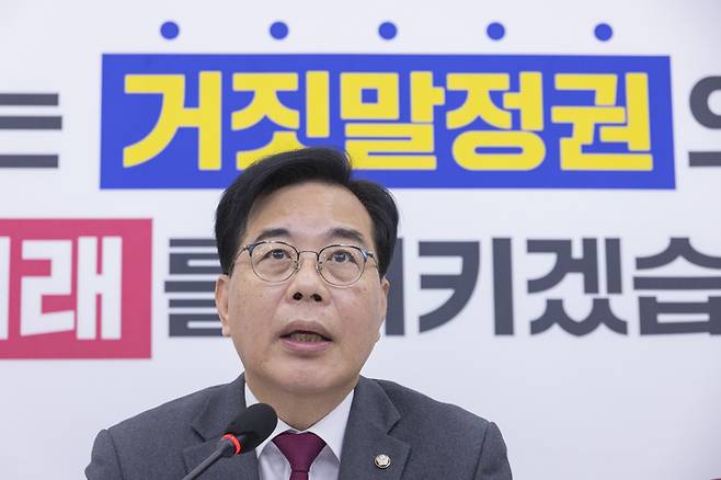 국민의힘 송언석 원내대표가 12일 국회에서 열린 기자간담회에서 통일교 금품수수 의혹 철저 진상규명에 대해 발언하고 있다. 연합뉴스
