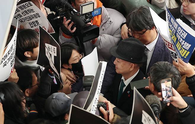 안창호 국가인권위원회 위원장이 10일 오전 서울 중구 안중근의사기념관에서 진행되는 2025 인권의 날 기념식에 참석하기 위해 행사장에 도착했으나, 인권위바로잡기공동행동(공동행동) 등 사퇴를 촉구하는 시민단체에 의해 입장이 저지되고 있다. 공동취재사진
