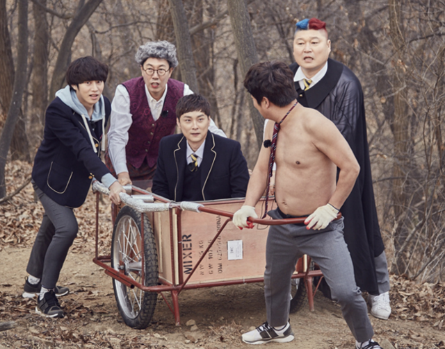 '아는 형님' 멤버들이 시청률 5% 돌파 공약을 이행하고 있다. 강호동은 청색홍색 양갈래 염색 머리를 했고, 이수근은 오프로(5%)드에서 리어카를 끌고 있다. 김영철은 '방송 하차'였다. 사진은 2017년 모습. JTBC 제공