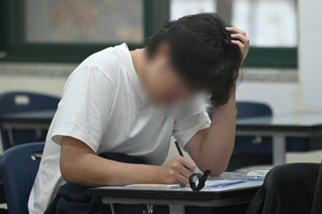 2026학년도 대학수학능력시험(수능)이 치러진 11월 13일 서울 종로구 경복고등학교에 마련된 고사장에서 수험생이 시험을 준비하고 있다. 사진공동취재단