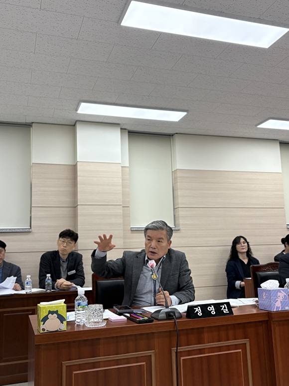 정영길 경북도의원이 상임위 예산안 질의를 하고 있다 [사진=경북도의회]