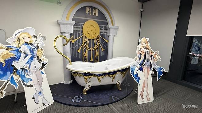 ▲ 옆의 페비와 카르티시아 등신대 패널과 욕조견을 보니 왜 그랬는지 순간 이해가 간다