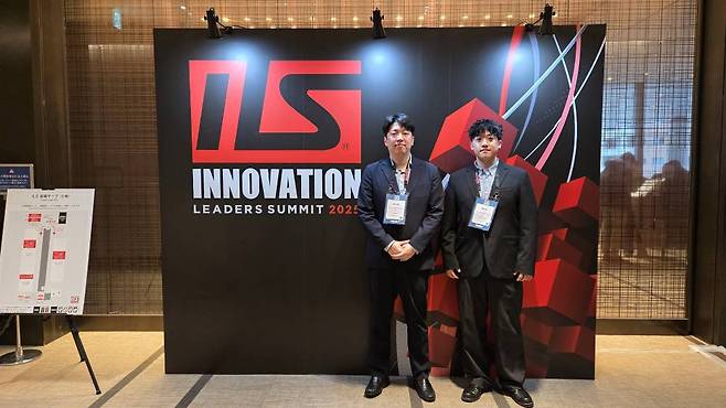 (왼쪽부터)정성재 옵티큐랩스 대표와 송병찬 옵티뷰랩스 연구원 / 출처=서울과기대 창업지원단