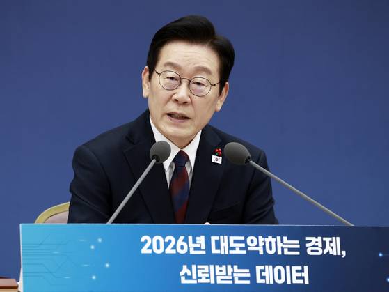 이재명 대통령이 11일 세종시 정부세종컨벤션센터에서 열린 '2026년 대도약하는 경제, 신뢰받는 데이터' 기획재정부(국세청·관세청·조달청)-국가데이터처 업무보고에서 발언하고 있다. 연합뉴스