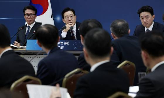 이재명 대통령이 11일 세종시 정부세종컨벤션센터에서 열린 '2026년 대도약하는 경제, 신뢰받는 데이터' 기획재정부(국세청·관세청·조달청)-국가데이터처 업무보고에서 발언하고 있다. 연합뉴스