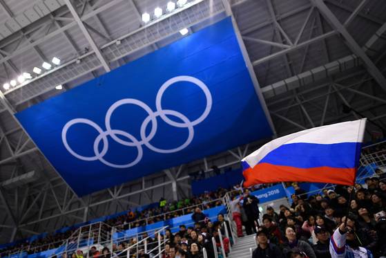 平昌オリンピックのロシアアイスホッケーチームの試合中にロシア国旗を振る観客。ウクライナ戦争後、ロシアの国旗と国歌は国際スポーツ大会から削除された。 AFP＝聯合ニュース