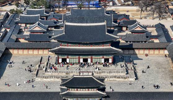 4일 오후 서울 종로구 경복궁에서 시민들과 외국인 관광객들이 나들이를 하고 있다. 뉴스1