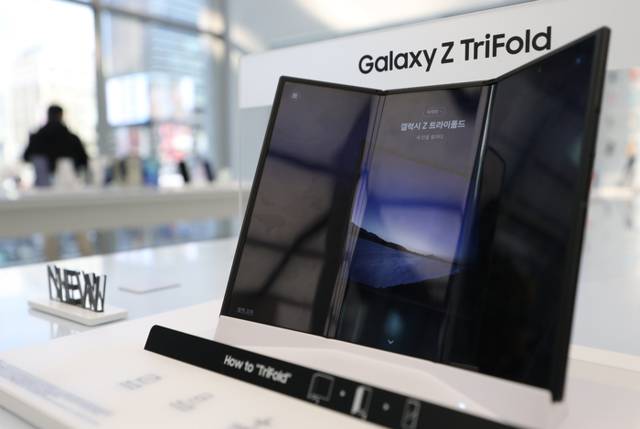 ▲ 삼성전자가 12일 두 번 접는 형태의 폴더블 스마트폰 ‘갤럭시 Z 트라이폴드’의 국내 판매를 시작했다. 연합뉴스
