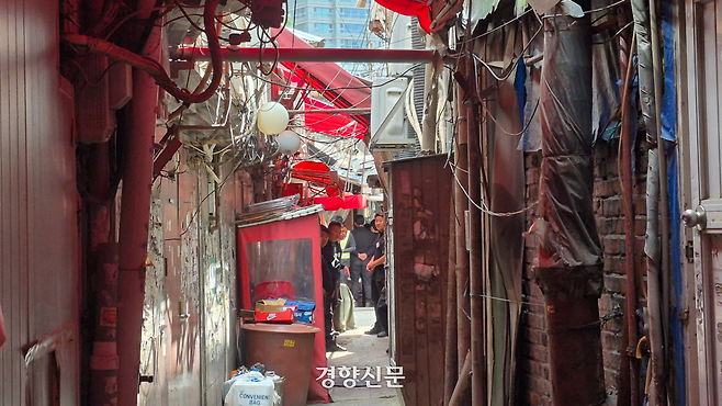 지난 7월9일 서울 성북구 하월곡동 ‘미아리텍사스촌’ 업소 강제퇴거를 지원하러 나온 용역업체 직원들이 기자를 쳐다보고 있다. 류인하 기자