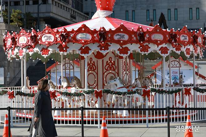 12일 서울 광화문광장에 ‘2025 광화문 마켓’ 행사를 위해 루돌프 회전목마가 설치돼 있다. 성동훈 기자