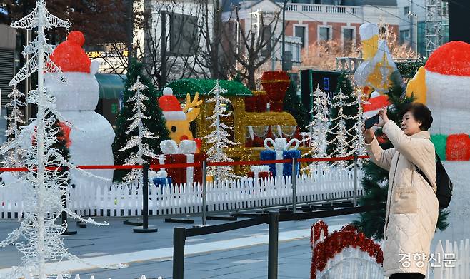 12일 서울 청계광장에서 시민들이 2025 서울빛초롱축제를 위해 설치된 조형물들을 바라보고 있다. 성동훈 기자