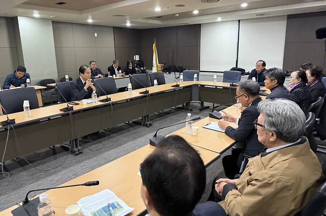 권오을 국가보훈부 장관(왼쪽)이 지난 11일 제주시 봉개동 제주4·3평화재단 대회의실에서 제주4·3희생자유족회와 간담회를 하고 있다. 연합뉴스