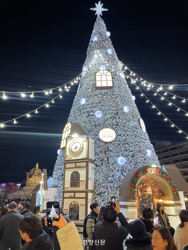 마켓은 31일까지 총 100여 팀의 소상공인과 사회적 기업, 지역 농가, 로컬 작가들이 참여해 겨울 먹거리부터 핸드메이드 굿즈, 시즌 오너먼트까지 다양한 ‘따뜻한 소비’ 경험을 제안한다. 김지윤 기자