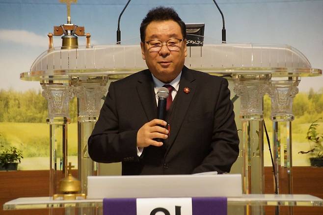 박상철 부기총 신임 대표회장이 11일 부산 모리아성결교회에서 열린 제48회 정기총회에서 신구임원 교체 인사를 하고 있다. 박 신임 대표회장은 “태극기보다, 촛불보다 십자가가 더 강하다”고 강조했다.