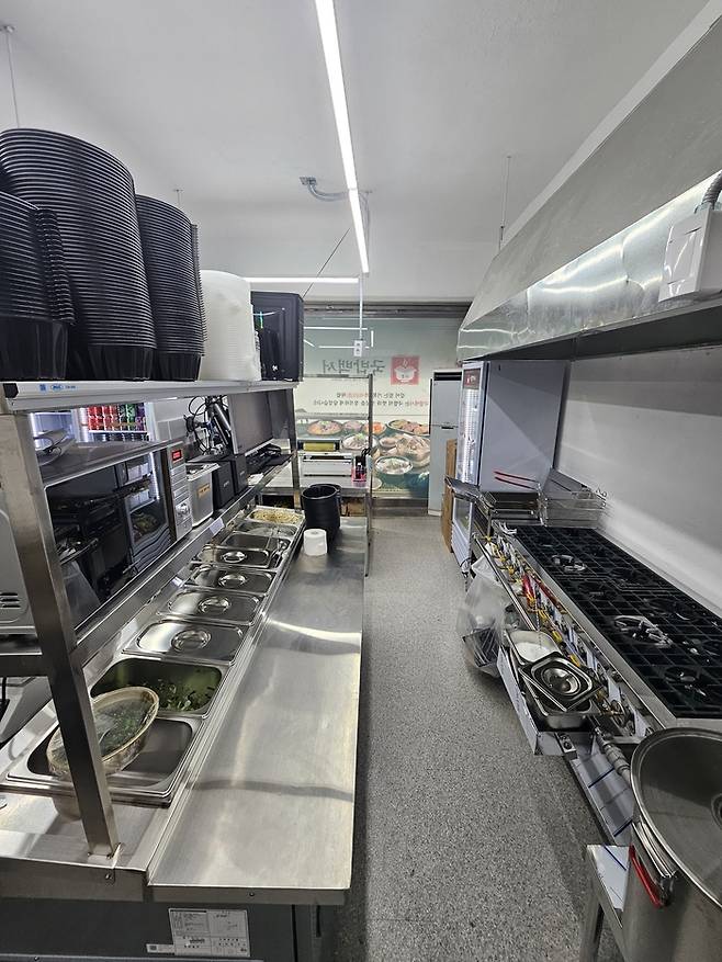 국밥백서 영등포 직영점 주방 전경. <부자비즈>