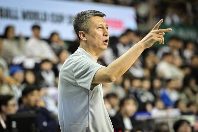 한때 국민 영웅이었던 궈스창 감독은 이제 역적이 되며 경질 위기다. 사진=대한민국농구협회 제공