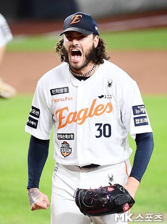 10월 24일 오후 대전 한화생명볼파크에서 ‘2025 신한 SOL Bank KBO 포스트시즌’ 한화 이글스와 삼성 라이온즈의 플레이오프(5전 3선승제) 5차전이 열렸다. 2회초 2사 1루에서 한화 선발 폰세가 견제로 1루주자 김지찬을 잡아내고 포효하고 있다. 사진=김영구 기자