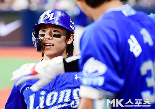 5월 20일 오후 서울 고척스카이돔에서 ‘2025 신한 SOL뱅크 KBO 리그’ 삼성 라이온즈와 키움 히어로즈 경기가 열렸다. 6회초 2사 1, 2루에서 삼성 디아즈의 우전안타때 동점 득점을 올린 2루주자 김성윤이 더그아웃 동료들과 하이파이브를 하고 있다. 사진=김영구 기자