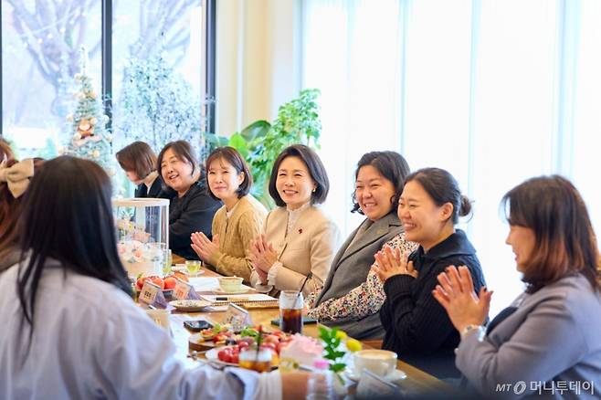 (서울=뉴스1) 이재명 기자 = 김혜경 여사가 지난 11일 충북 청주의 한 카페에서 ‘맘스캠프’ 회원들과 차담회를 갖고 육아와 여성 일자리 등 다양한 현안에 대해 소통하고 있다. (대통령실 제공. 재판매 및 DB 금지)  2025.12.12/뉴스1  Copyright (C) 뉴스1. All rights reserved. 무단 전재 및 재배포,  AI학습 이용 금지. /사진=(서울=뉴스1) 이재명 기자