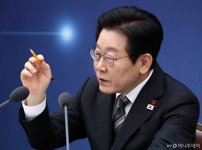 [세종=뉴시스] 최동준 기자 = 이재명 대통령이 12일 세종시 정부세종컨벤션센터에서 열린 과학기술정보통신부·개인정보보호위원회 업무보고에서 발언하고 있다. (대통령실통신사진기자단) 2025.12.12. photocdj@newsis.com /사진=