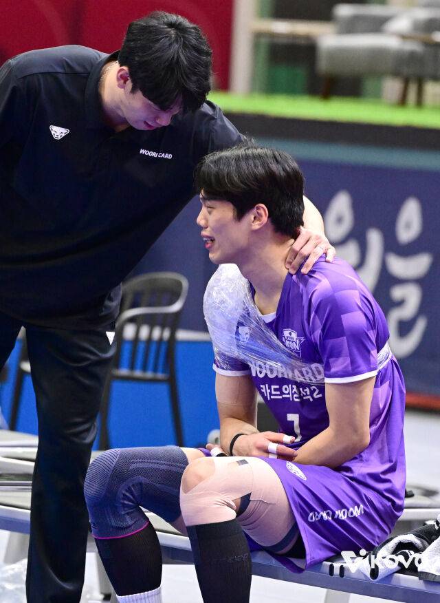 고통스러워하는 이상현과 대화하는 이강원 코치./KOVO