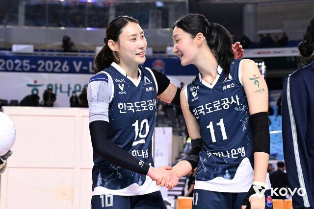 한국도로공사 배유나와 김세빈./KOVO