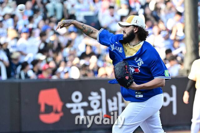 12일 대전 한화생명 볼파크 야구장에서 열린 '2025 신한 SOL뱅크 KBO 올스타' 드림 올스타(삼성·두산·KT·SSG·롯데) - 나눔 올스타(KIA·LG·한화·NC·키움) 경기. 나눔 선발 폰세가 류현진의 메이저리그 유니폼을 입고 투구하고 있다./마이데일리
